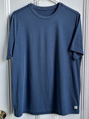 Vuori Current Tech T shirt in Nautilus size M short sleeve blue